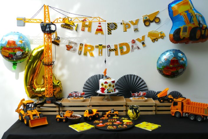 L'anniversaire chantier des 4 ans de Nino - décoration, ballons, nappe noire, pelleteuse avec boules de chocolat, sablés décorés engins de chantier, birthday cake