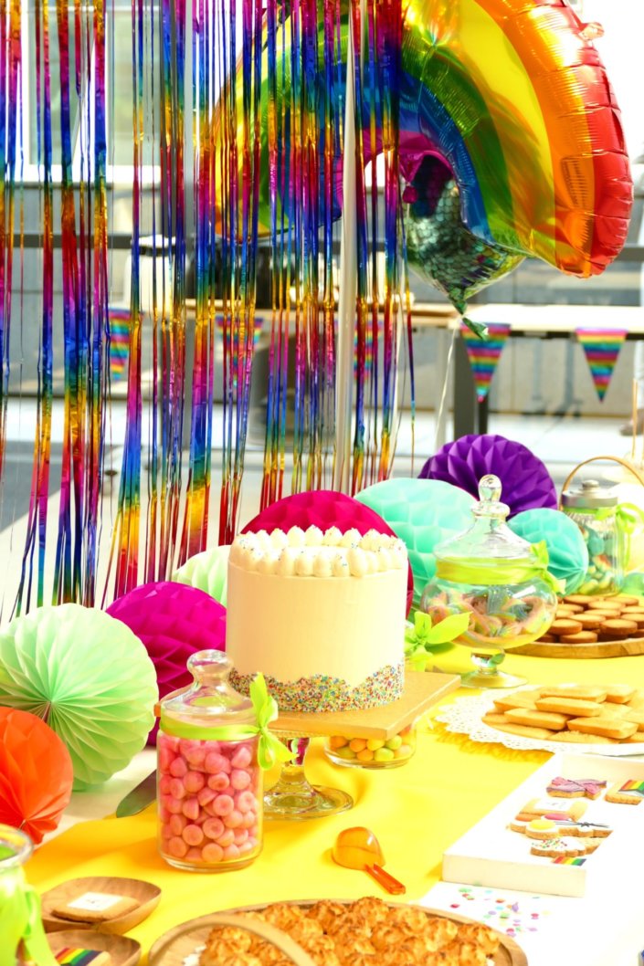 Evènement LGBTQI+ chez Accor avec un buffet multicolore de pâtisseries sur mesure et de bonbons, un rainbow cake, des sablés décorés avec le nouveau drapeau et le logo Accor coloré LGBT