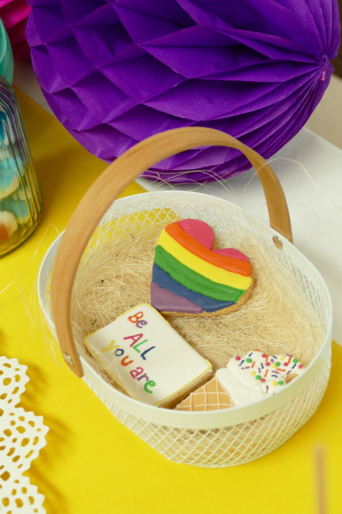 Evènement LGBTQI+ chez Accor avec un buffet multicolore de pâtisseries sur mesure et de bonbons, un rainbow cake, des sablés décorés avec le nouveau drapeau et le logo Accor coloré LGBT