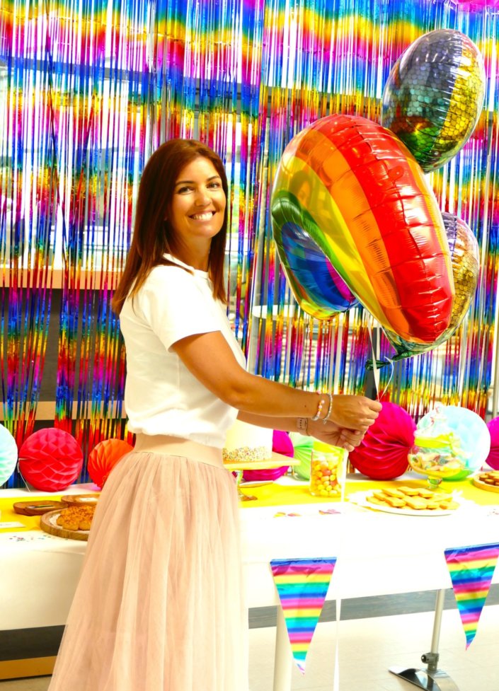 Evènement LGBTQI+ chez Accor avec un buffet multicolore de pâtisseries sur mesure et de bonbons, un rainbow cake, des sablés décorés avec le nouveau drapeau et le logo Accor coloré LGBT