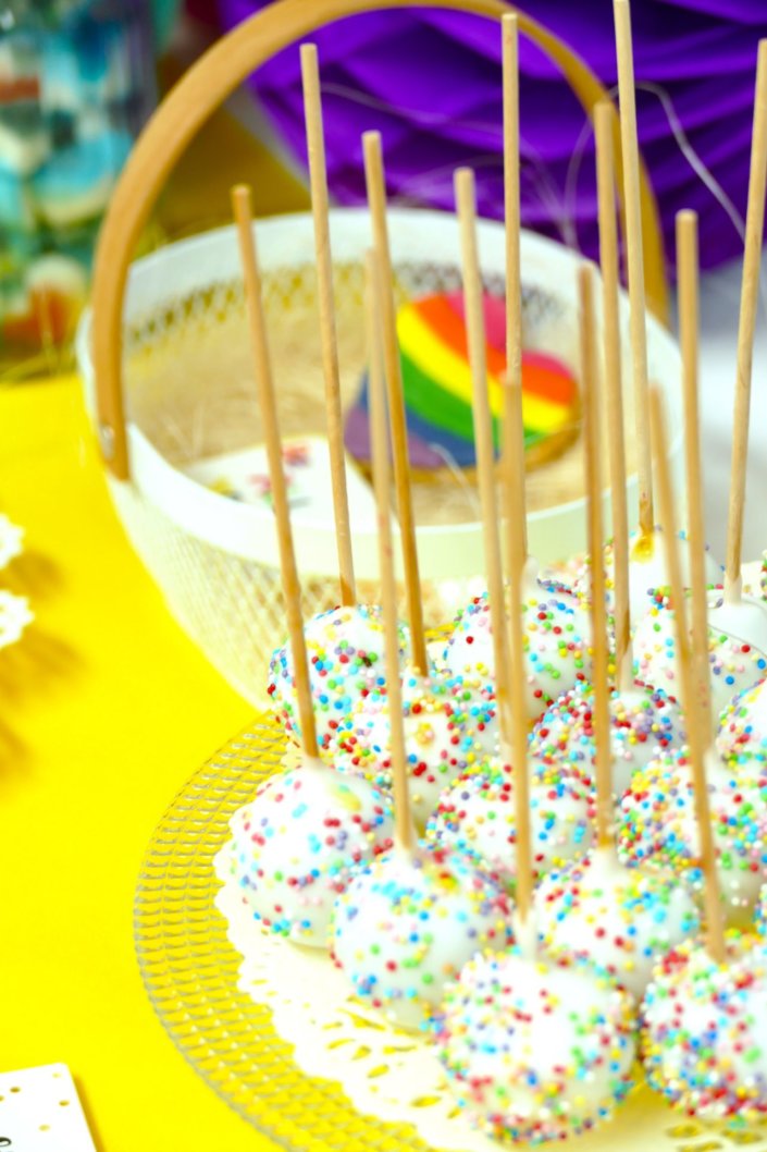 Evènement LGBTQI+ chez Accor avec un buffet multicolore de pâtisseries sur mesure et de bonbons, un rainbow cake, des sablés décorés avec le nouveau drapeau et le logo Accor coloré LGBT