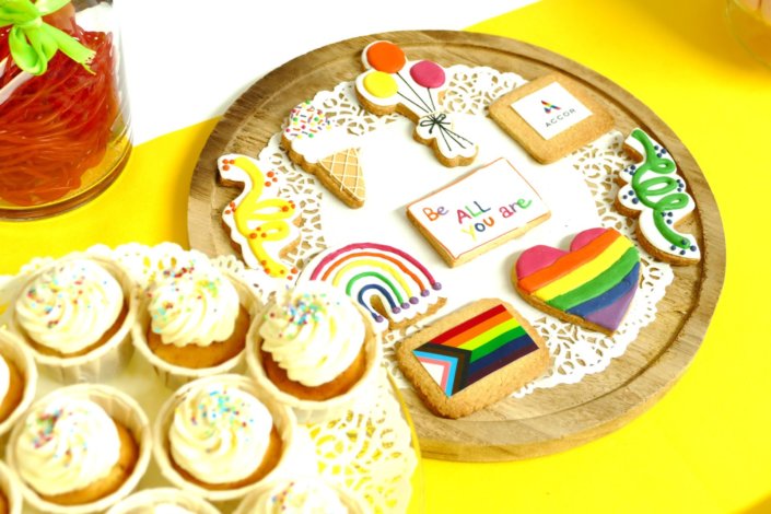 Evènement LGBTQI+ chez Accor avec un buffet multicolore de pâtisseries sur mesure et de bonbons, un rainbow cake, des sablés décorés avec le nouveau drapeau et le logo Accor coloré LGBT