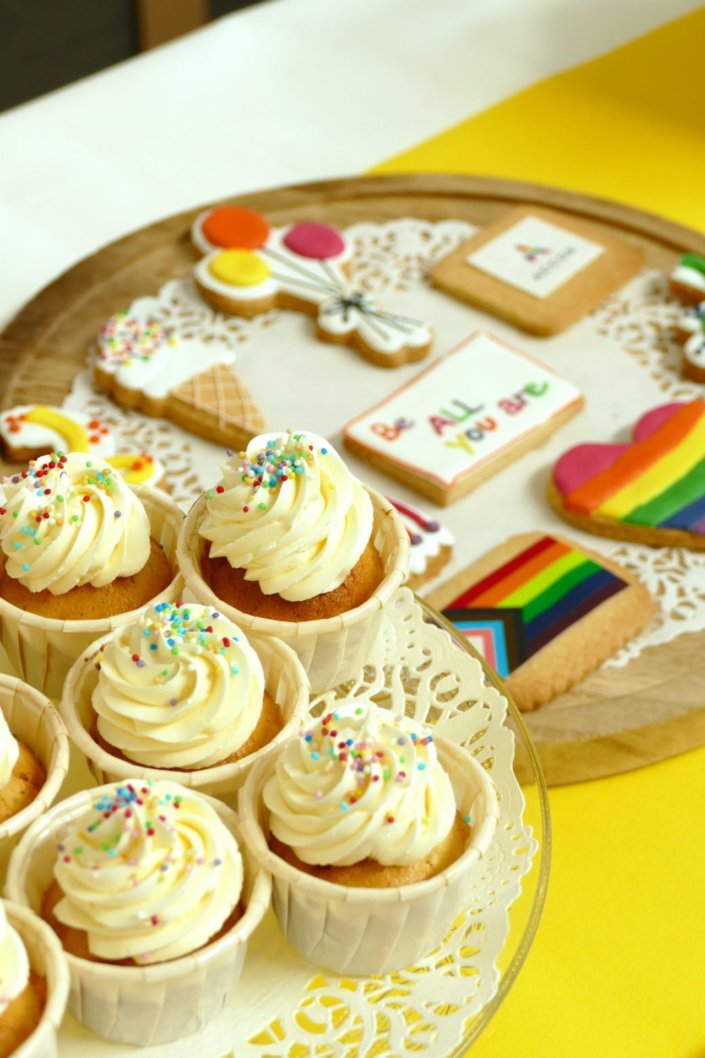 Evènement LGBTQI+ chez Accor avec un buffet multicolore de pâtisseries sur mesure et de bonbons, un rainbow cake, des sablés décorés avec le nouveau drapeau et le logo Accor coloré LGBT