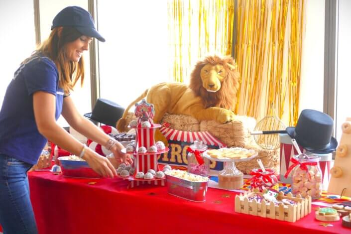 Goûter thème cirque pour les enfants de l'association Make a Wish dans les locaux de Cheerz. Décoration circus, sablés décorés, popcorn, bonbons, donuts, guimauve au chocolat