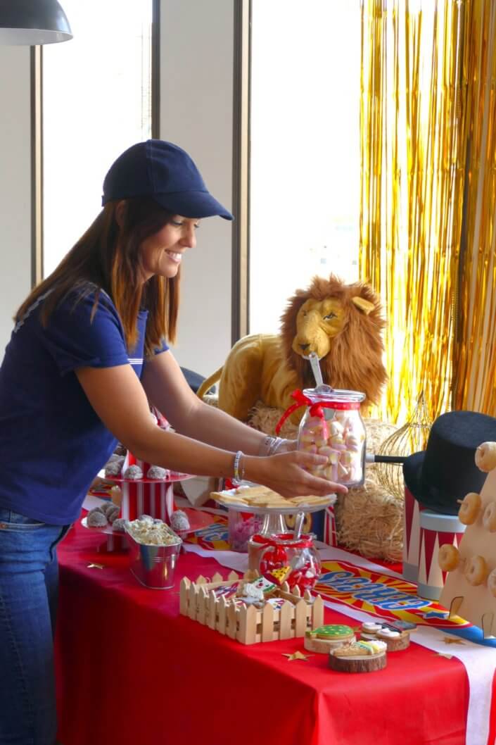 Goûter thème cirque pour les enfants de l'association Make a Wish dans les locaux de Cheerz. Décoration circus, sablés décorés, popcorn, bonbons, donuts, guimauve au chocolat