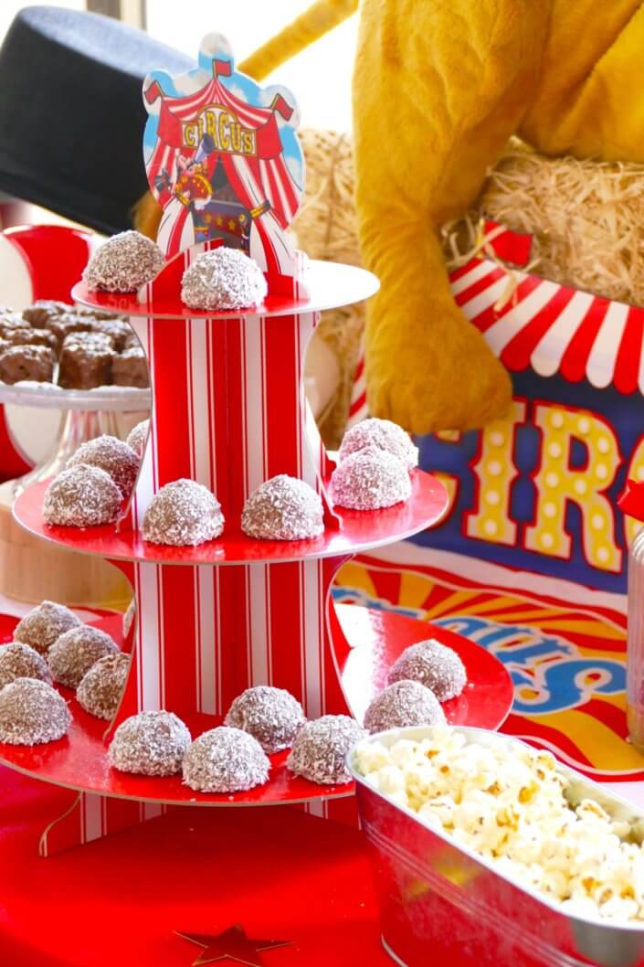 Goûter thème cirque pour les enfants de l'association Make a Wish dans les locaux de Cheerz. Décoration circus, sablés décorés, popcorn, bonbons, donuts, guimauve au chocolat