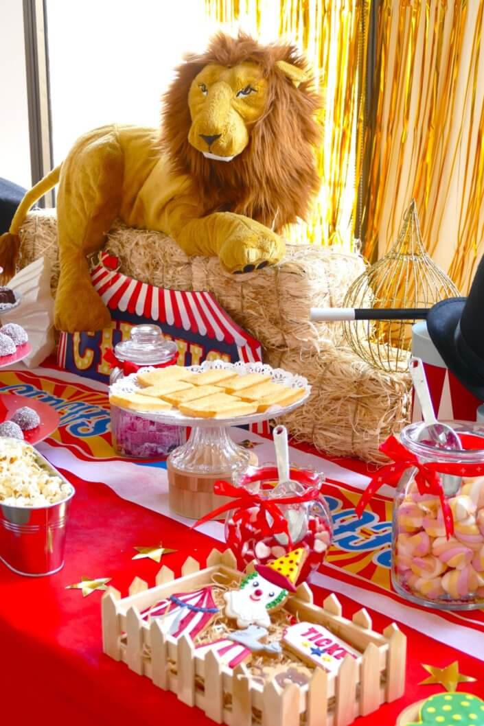 Goûter thème cirque pour les enfants de l'association Make a Wish dans les locaux de Cheerz. Décoration circus, sablés décorés, popcorn, bonbons, donuts, guimauve au chocolat