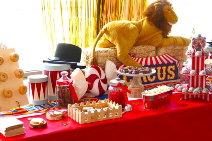 Goûter thème cirque pour les enfants de l'association Make a Wish dans les locaux de Cheerz. Décoration circus, sablés décorés, popcorn, bonbons, donuts, guimauve au chocolat