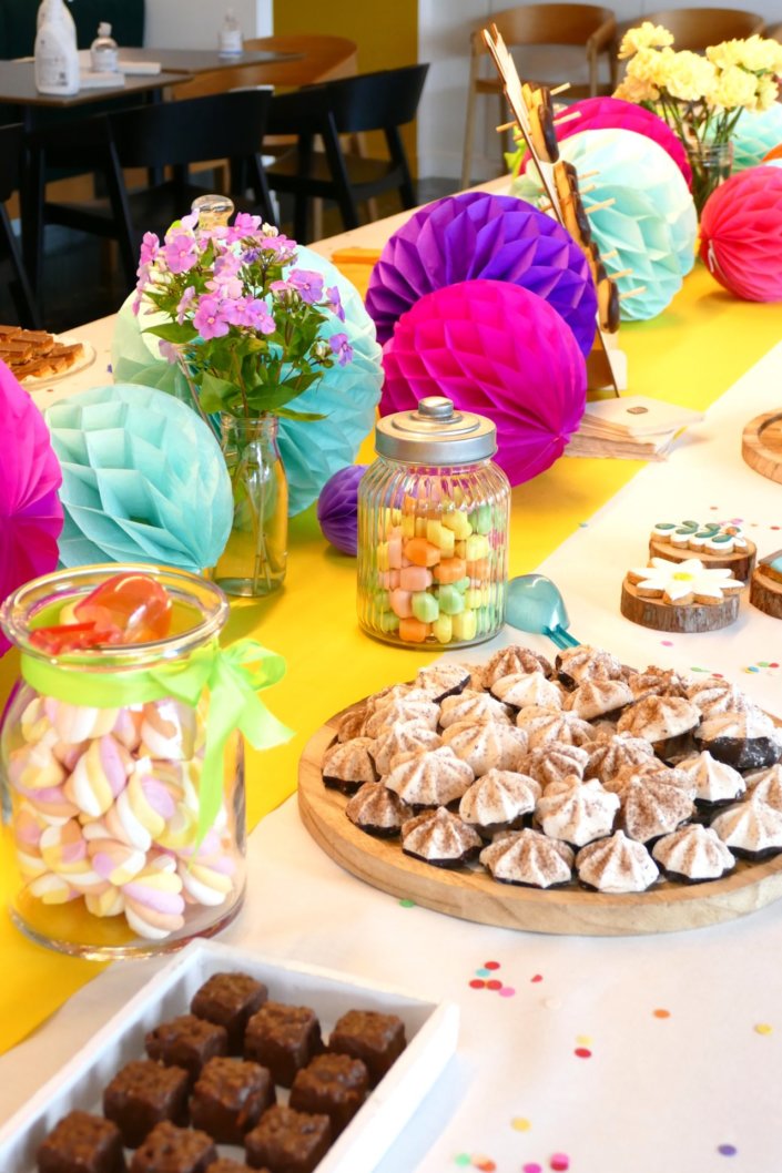 gouter de printemps ultra coloré chez Estée Lauder - Pâtisseries sur mesure, sablés décorés, beignets, décoration et scénographie, candy bar