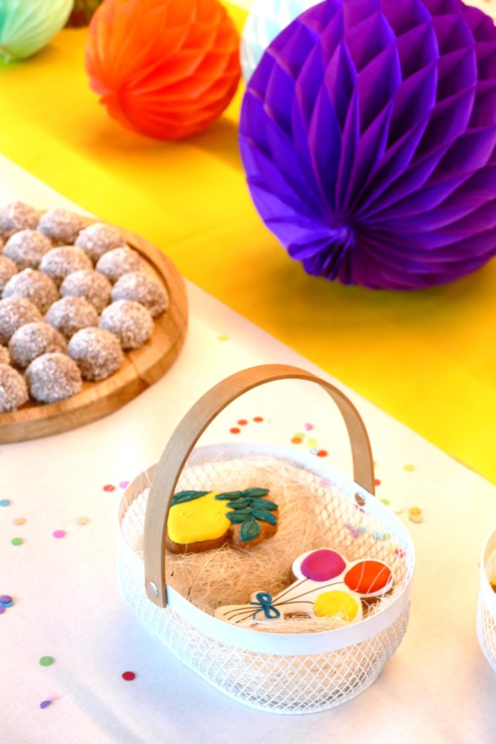 gouter de printemps ultra coloré chez Estée Lauder - Pâtisseries sur mesure, sablés décorés, beignets, décoration et scénographie, candy bar