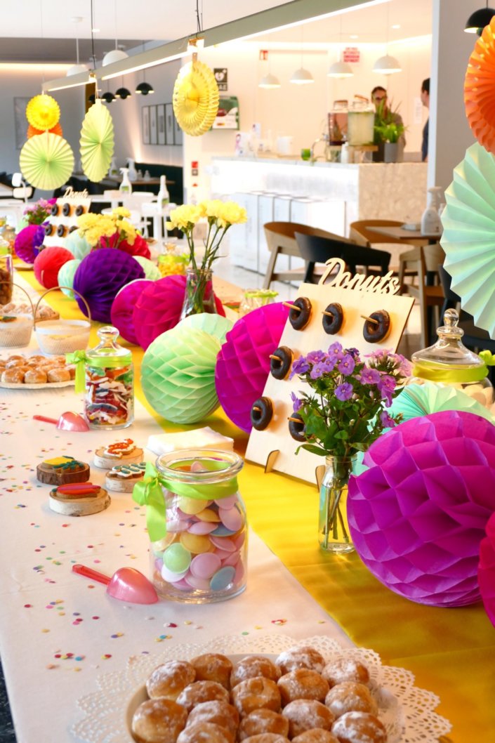 gouter de printemps ultra coloré chez Estée Lauder - Pâtisseries sur mesure, sablés décorés, beignets, décoration et scénographie, candy bar