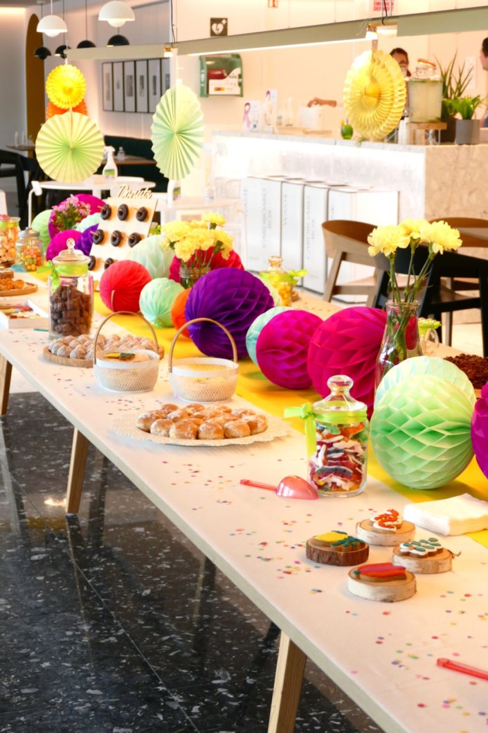 gouter de printemps ultra coloré chez Estée Lauder - Pâtisseries sur mesure, sablés décorés, beignets, décoration et scénographie, candy bar