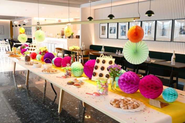 gouter de printemps ultra coloré chez Estée Lauder - Pâtisseries sur mesure, sablés décorés, beignets, décoration et scénographie, candy bar