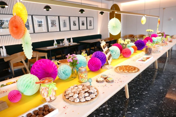 gouter de printemps ultra coloré chez Estée Lauder - Pâtisseries sur mesure, sablés décorés, beignets, décoration et scénographie, candy bar