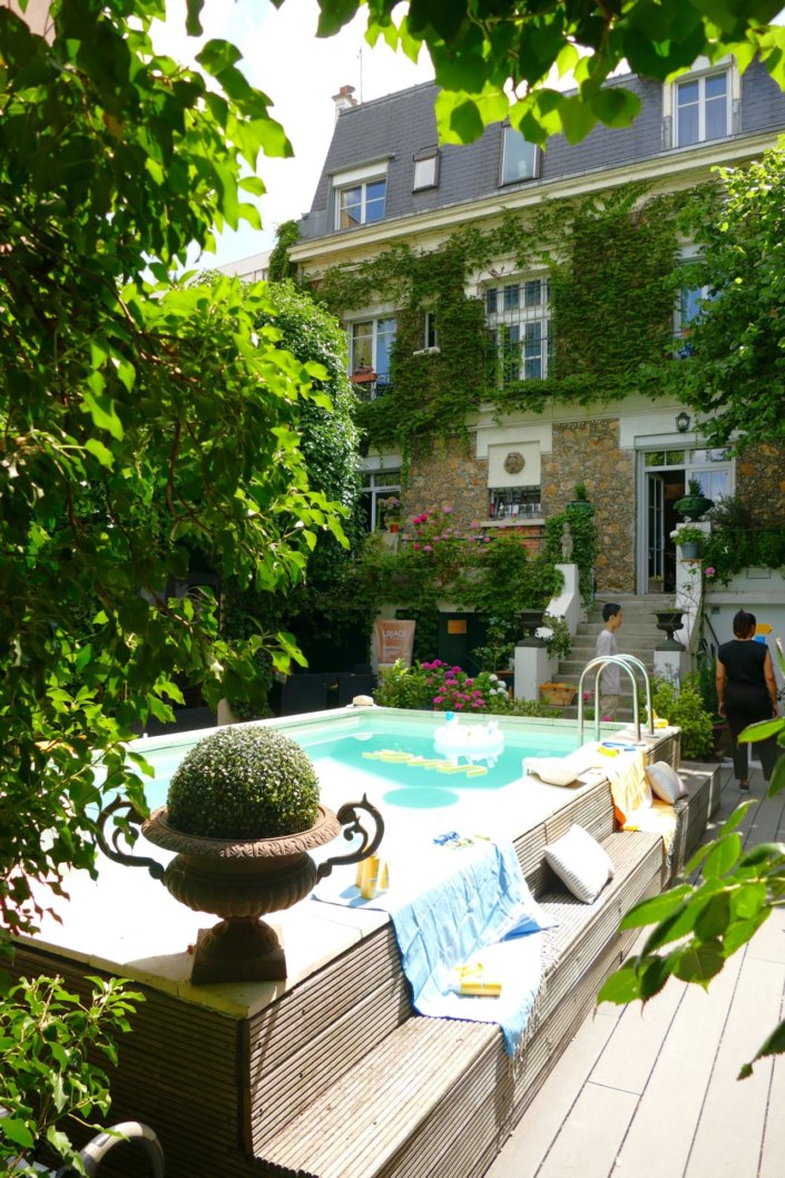 Pool party Uriage avec buffet décoré sur mesure de fleurs séchées, lanternes en bois, patisseries et sablés décorés en forme de crème solaire, cakepops, financiers, gâteaux