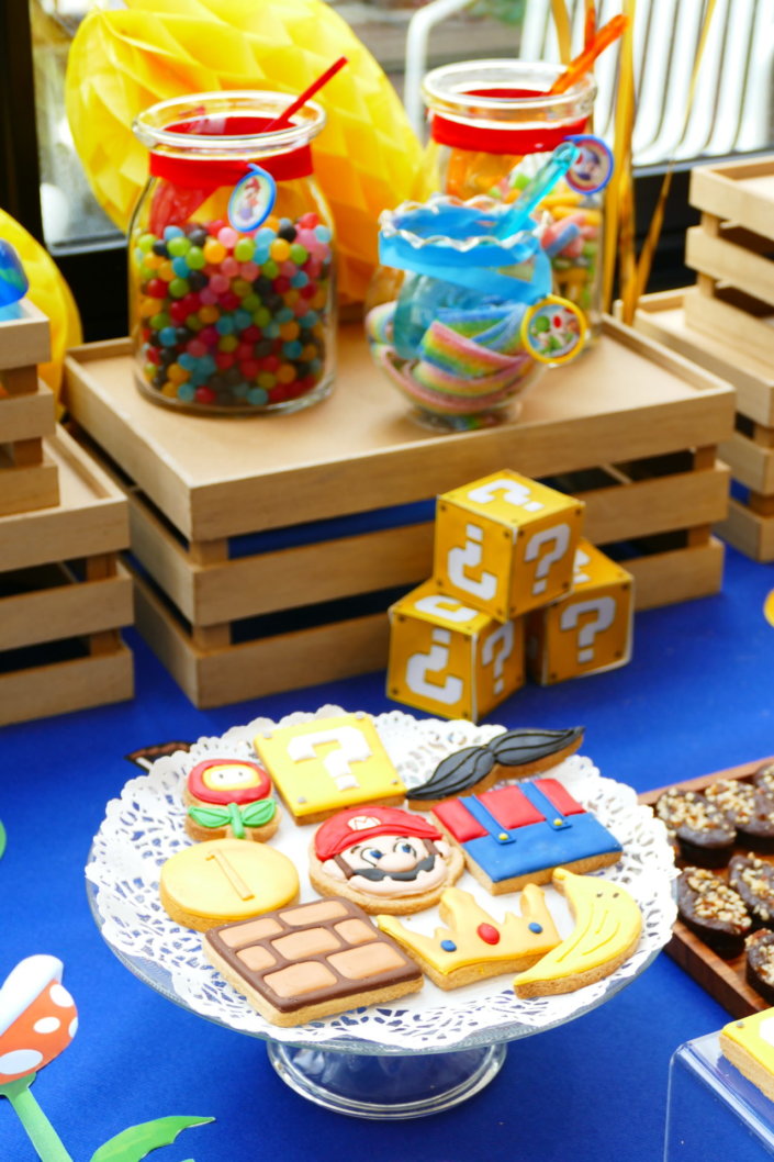 Pâtisseries personnalisées (sablés décorés) et décoration Mario Kart pour le tournoi organisé par Twitch - Candy Bar -
