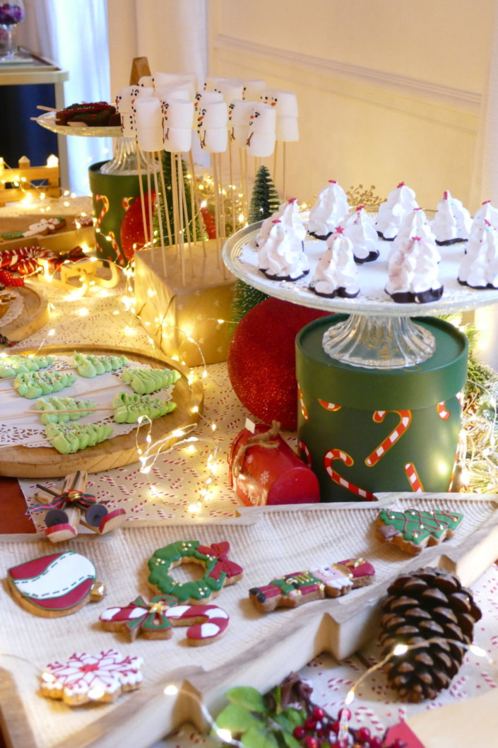 Table décorée Noël par Studio Candy pour la journée presse de Noël Zodio avec sablés décorés, sapins meringue, bonhommes de neige chamallows, couronne de sablés sur mesure, sapins brownie, et couronnes de charcuterie et fromages AOP, grazing cônes, verrines.