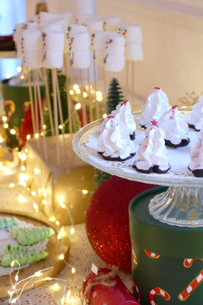 Table décorée Noël par Studio Candy pour la journée presse de Noël Zodio avec sablés décorés, sapins meringue, bonhommes de neige chamallows, couronne de sablés sur mesure, sapins brownie, et couronnes de charcuterie et fromages AOP, grazing cônes, verrines.