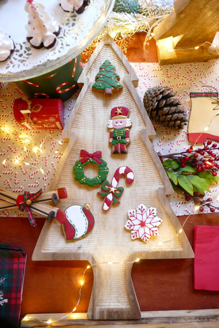 Table décorée Noël par Studio Candy pour la journée presse de Noël Zodio avec sablés décorés, sapins meringue, bonhommes de neige chamallows, couronne de sablés sur mesure, sapins brownie, et couronnes de charcuterie et fromages AOP, grazing cônes, verrines.