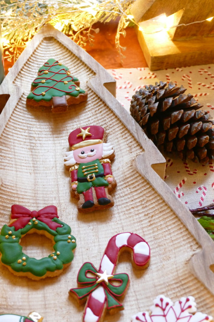 Table décorée Noël par Studio Candy pour la journée presse de Noël Zodio avec sablés décorés, sapins meringue, bonhommes de neige chamallows, couronne de sablés sur mesure, sapins brownie, et couronnes de charcuterie et fromages AOP, grazing cônes, verrines.