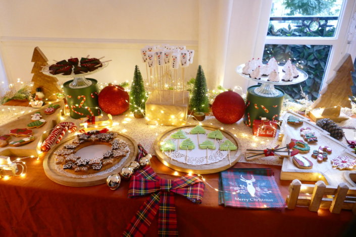 Table décorée Noël par Studio Candy pour la journée presse de Noël Zodio avec sablés décorés, sapins meringue, bonhommes de neige chamallows, couronne de sablés sur mesure, sapins brownie, et couronnes de charcuterie et fromages AOP, grazing cônes, verrines.