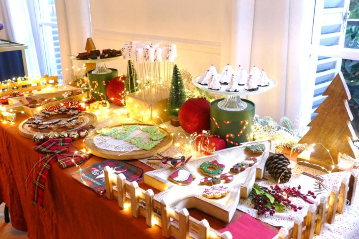 Table décorée Noël par Studio Candy pour la journée presse de Noël Zodio avec sablés décorés, sapins meringue, bonhommes de neige chamallows, couronne de sablés sur mesure, sapins brownie, et couronnes de charcuterie et fromages AOP, grazing cônes, verrines.