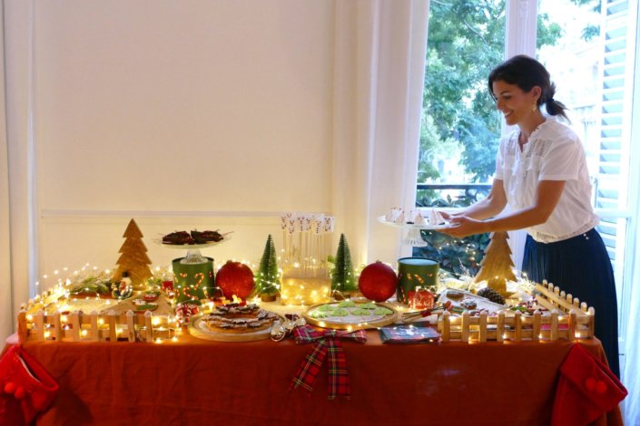 Table décorée Noël par Studio Candy pour la journée presse de Noël Zodio avec sablés décorés, sapins meringue, bonhommes de neige chamallows, couronne de sablés sur mesure, sapins brownie, et couronnes de charcuterie et fromages AOP, grazing cônes, verrines.