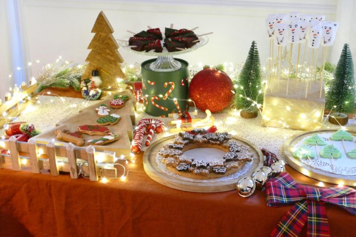 Table décorée Noël par Studio Candy pour la journée presse de Noël Zodio avec sablés décorés, sapins meringue, bonhommes de neige chamallows, couronne de sablés sur mesure, sapins brownie, et couronnes de charcuterie et fromages AOP, grazing cônes, verrines.