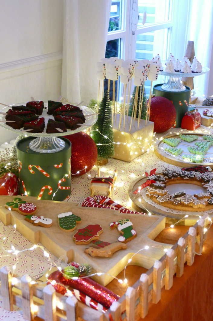 Table décorée Noël par Studio Candy pour la journée presse de Noël Zodio avec sablés décorés, sapins meringue, bonhommes de neige chamallows, couronne de sablés sur mesure, sapins brownie, et couronnes de charcuterie et fromages AOP, grazing cônes, verrines.