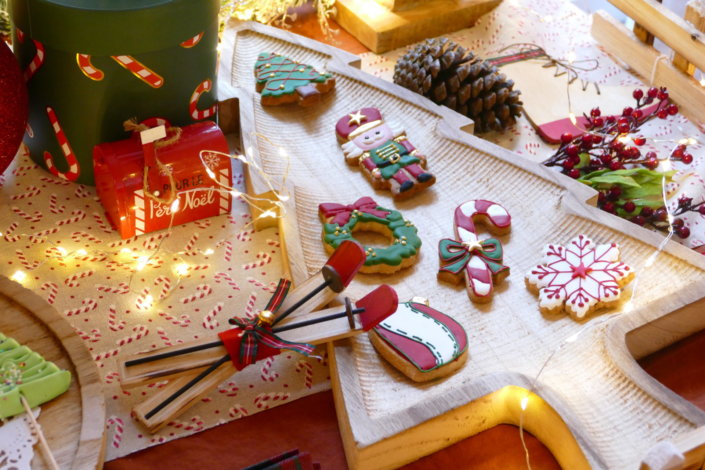 Table décorée Noël par Studio Candy pour la journée presse de Noël Zodio avec sablés décorés, sapins meringue, bonhommes de neige chamallows, couronne de sablés sur mesure, sapins brownie, et couronnes de charcuterie et fromages AOP, grazing cônes, verrines.