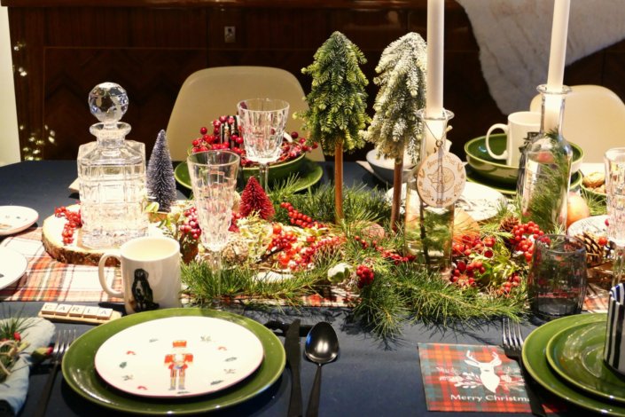 Table décorée Noël par Studio Candy pour la journée presse de Noël Zodio avec sablés décorés, sapins meringue, bonhommes de neige chamallows, couronne de sablés sur mesure, sapins brownie, et couronnes de charcuterie et fromages AOP, grazing cônes, verrines.