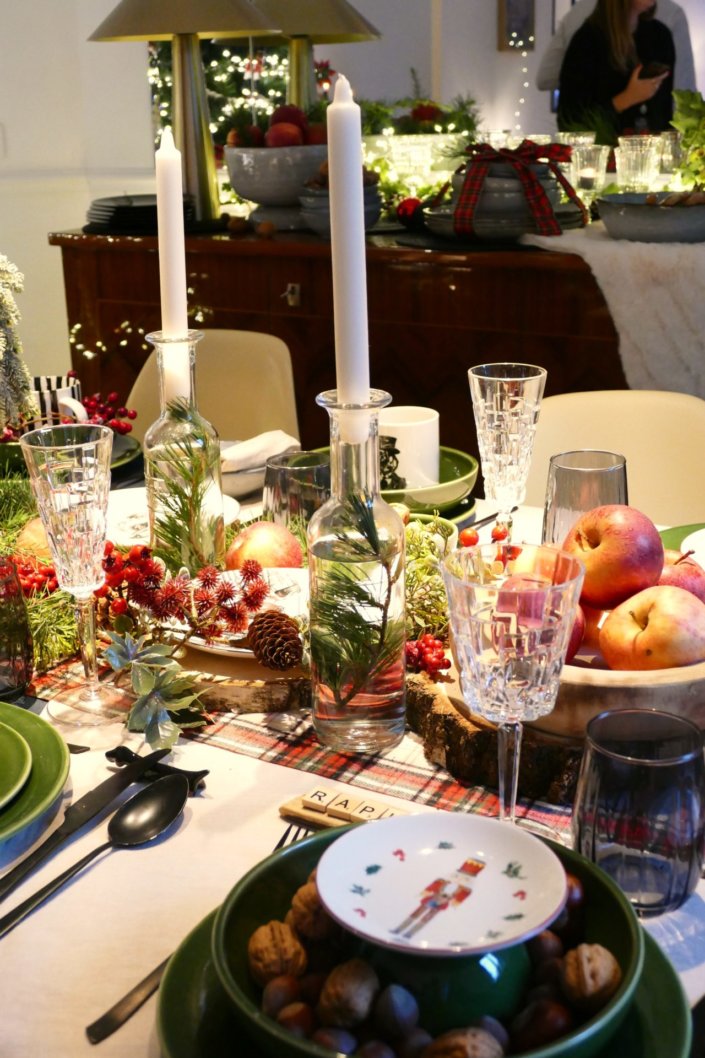 Table décorée Noël par Studio Candy pour la journée presse de Noël Zodio avec sablés décorés, sapins meringue, bonhommes de neige chamallows, couronne de sablés sur mesure, sapins brownie, et couronnes de charcuterie et fromages AOP, grazing cônes, verrines.