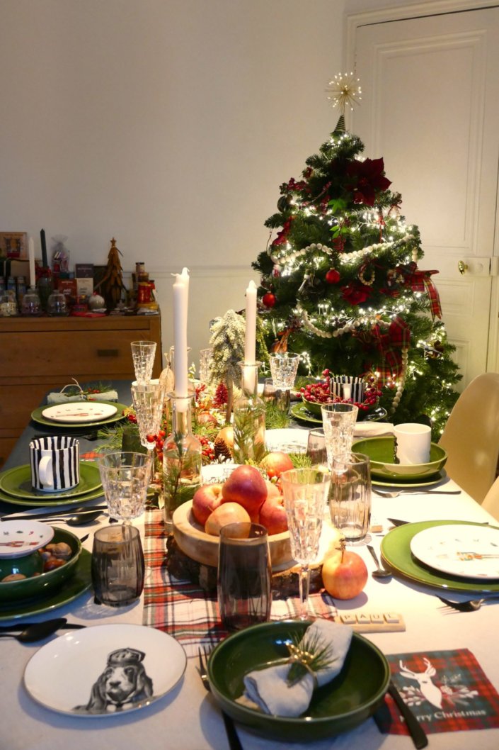 Table décorée Noël par Studio Candy pour la journée presse de Noël Zodio avec sablés décorés, sapins meringue, bonhommes de neige chamallows, couronne de sablés sur mesure, sapins brownie, et couronnes de charcuterie et fromages AOP, grazing cônes, verrines.