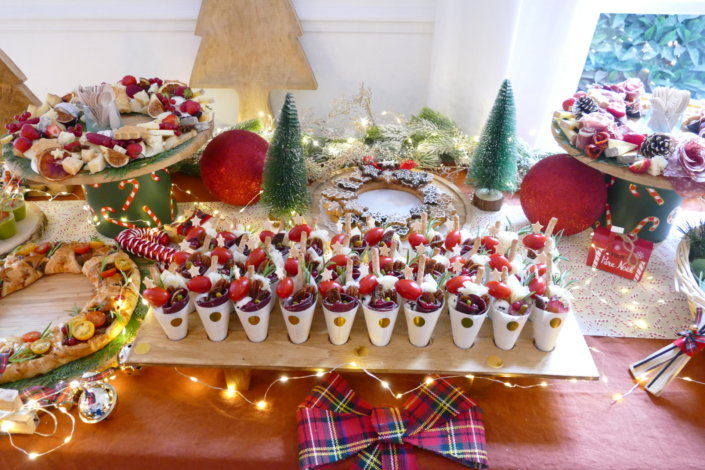 Table décorée Noël par Studio Candy pour la journée presse de Noël Zodio avec sablés décorés, sapins meringue, bonhommes de neige chamallows, couronne de sablés sur mesure, sapins brownie, et couronnes de charcuterie et fromages AOP, grazing cônes, verrines.