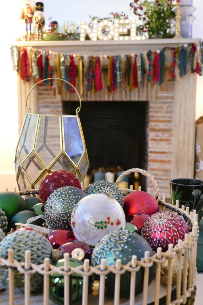 Table décorée Noël par Studio Candy pour la journée presse de Noël Zodio avec sablés décorés, sapins meringue, bonhommes de neige chamallows, couronne de sablés sur mesure, sapins brownie, et couronnes de charcuterie et fromages AOP, grazing cônes, verrines.