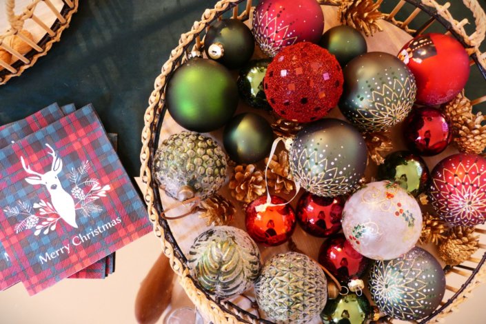 Table décorée Noël par Studio Candy pour la journée presse de Noël Zodio avec sablés décorés, sapins meringue, bonhommes de neige chamallows, couronne de sablés sur mesure, sapins brownie, et couronnes de charcuterie et fromages AOP, grazing cônes, verrines.