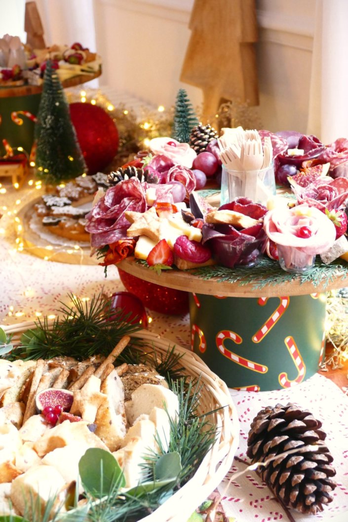 Table décorée Noël par Studio Candy pour la journée presse de Noël Zodio avec sablés décorés, sapins meringue, bonhommes de neige chamallows, couronne de sablés sur mesure, sapins brownie, et couronnes de charcuterie et fromages AOP, grazing cônes, verrines.