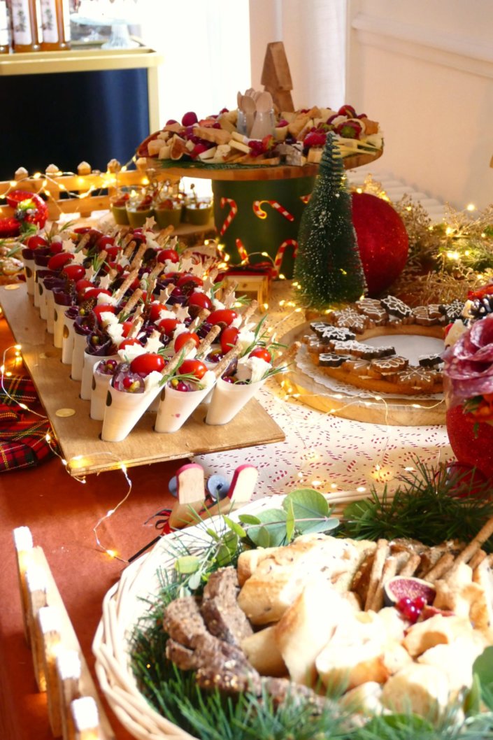 Table décorée Noël par Studio Candy pour la journée presse de Noël Zodio avec sablés décorés, sapins meringue, bonhommes de neige chamallows, couronne de sablés sur mesure, sapins brownie, et couronnes de charcuterie et fromages AOP, grazing cônes, verrines.