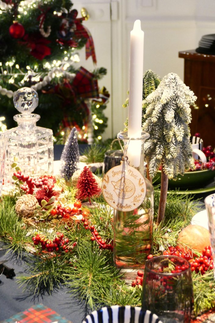 Table décorée Noël par Studio Candy pour la journée presse de Noël Zodio avec sablés décorés, sapins meringue, bonhommes de neige chamallows, couronne de sablés sur mesure, sapins brownie, et couronnes de charcuterie et fromages AOP, grazing cônes, verrines.