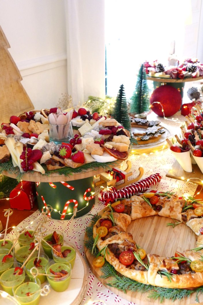 Table décorée Noël par Studio Candy pour la journée presse de Noël Zodio avec sablés décorés, sapins meringue, bonhommes de neige chamallows, couronne de sablés sur mesure, sapins brownie, et couronnes de charcuterie et fromages AOP, grazing cônes, verrines.