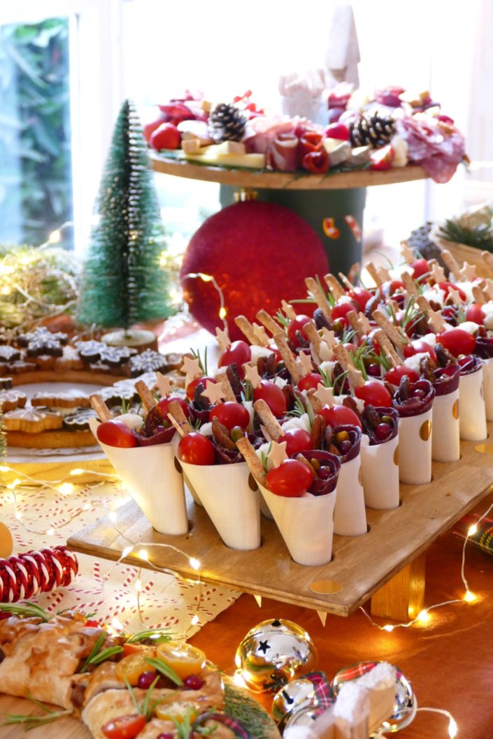 Table décorée Noël par Studio Candy pour la journée presse de Noël Zodio avec sablés décorés, sapins meringue, bonhommes de neige chamallows, couronne de sablés sur mesure, sapins brownie, et couronnes de charcuterie et fromages AOP, grazing cônes, verrines.