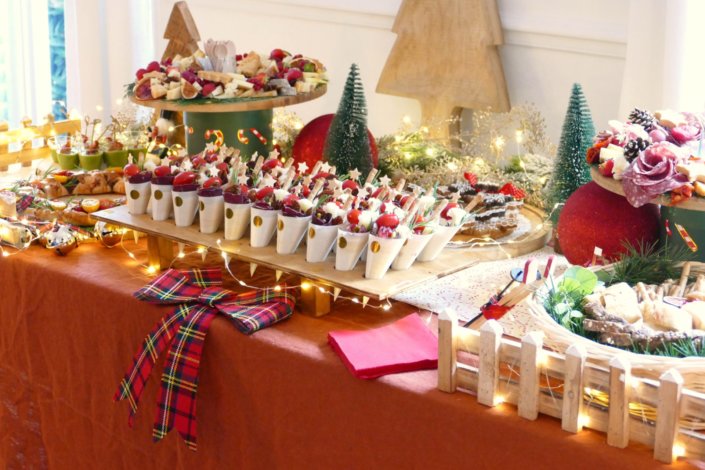 Table décorée Noël par Studio Candy pour la journée presse de Noël Zodio avec sablés décorés, sapins meringue, bonhommes de neige chamallows, couronne de sablés sur mesure, sapins brownie, et couronnes de charcuterie et fromages AOP, grazing cônes, verrines.