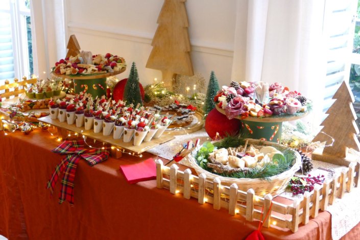 Table décorée Noël par Studio Candy pour la journée presse de Noël Zodio avec sablés décorés, sapins meringue, bonhommes de neige chamallows, couronne de sablés sur mesure, sapins brownie, et couronnes de charcuterie et fromages AOP, grazing cônes, verrines.