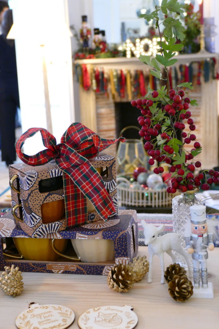 Table décorée Noël par Studio Candy pour la journée presse de Noël Zodio avec sablés décorés, sapins meringue, bonhommes de neige chamallows, couronne de sablés sur mesure, sapins brownie, et couronnes de charcuterie et fromages AOP, grazing cônes, verrines.