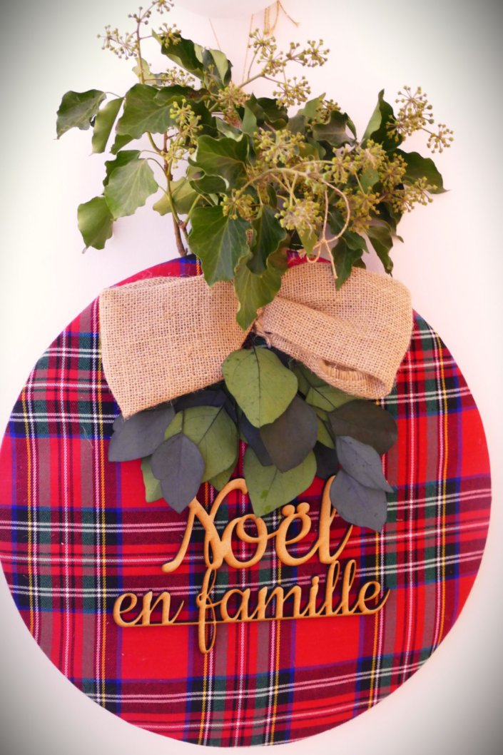 Table décorée Noël par Studio Candy pour la journée presse de Noël Zodio avec sablés décorés, sapins meringue, bonhommes de neige chamallows, couronne de sablés sur mesure, sapins brownie, et couronnes de charcuterie et fromages AOP, grazing cônes, verrines.