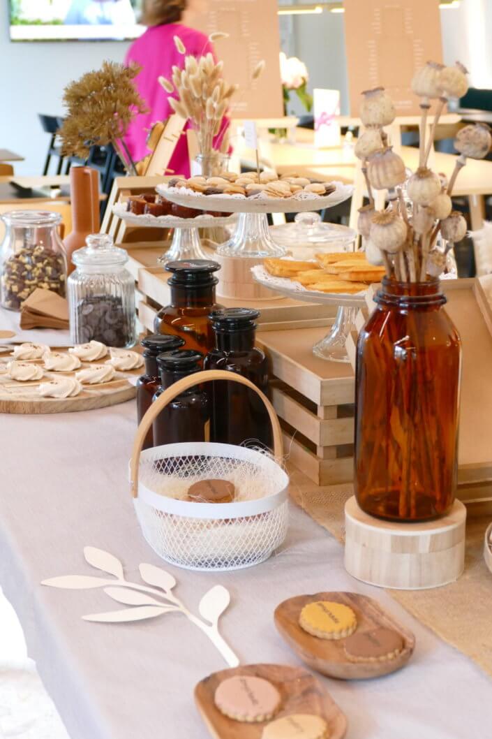 Goûter thème Fond de teint Double Wear par Studio Candy avec des sablés décorés plusieurs teintes, cannelés, macarons, guimauve et chocolats. Et décoration beige, sable, terracotta.