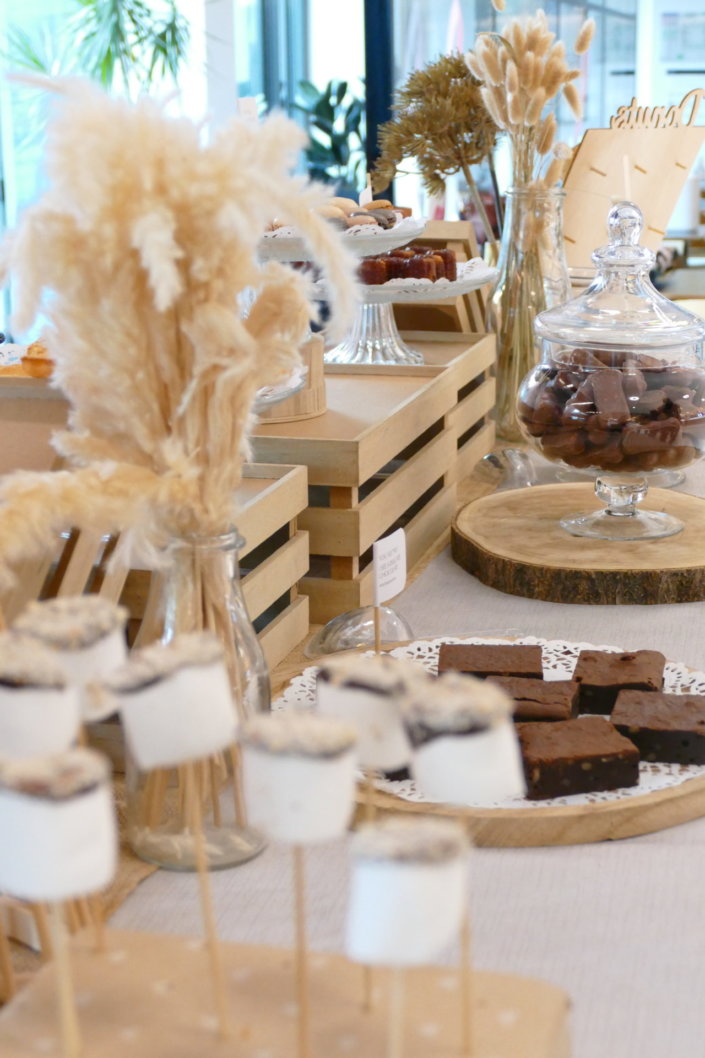 Goûter thème Fond de teint Double Wear par Studio Candy avec des sablés décorés plusieurs teintes, cannelés, macarons, guimauve et chocolats. Et décoration beige, sable, terracotta.