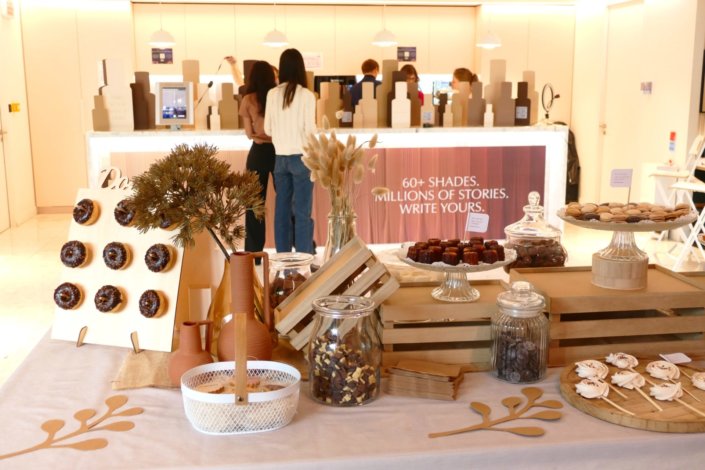 Goûter thème Fond de teint Double Wear par Studio Candy avec des sablés décorés plusieurs teintes, cannelés, macarons, guimauve et chocolats. Et décoration beige, sable, terracotta.