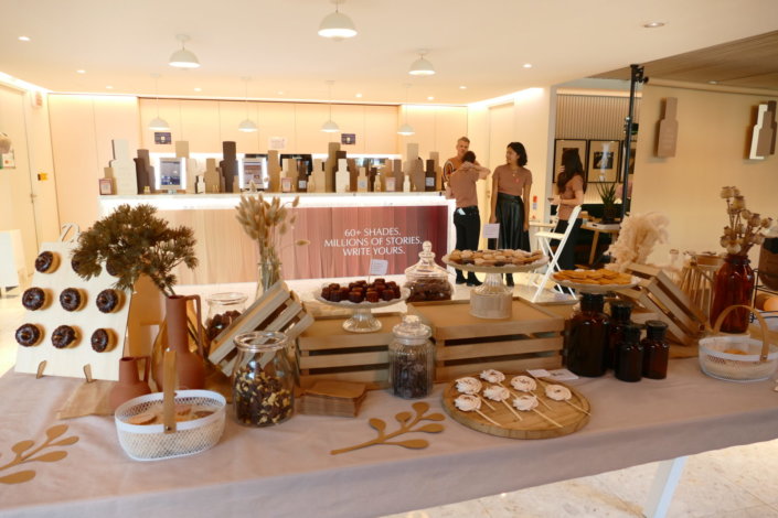 Goûter thème Fond de teint Double Wear par Studio Candy avec des sablés décorés plusieurs teintes, cannelés, macarons, guimauve et chocolats. Et décoration beige, sable, terracotta.