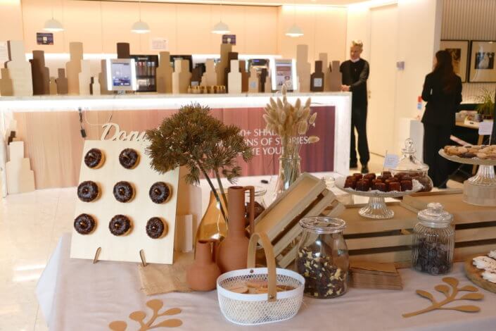 Goûter thème Fond de teint Double Wear par Studio Candy avec des sablés décorés plusieurs teintes, cannelés, macarons, guimauve et chocolats. Et décoration beige, sable, terracotta.